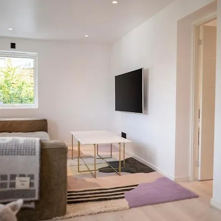 Lille Luxury Moderne Med Stor Uteplass, Utekjokken Og Pergola