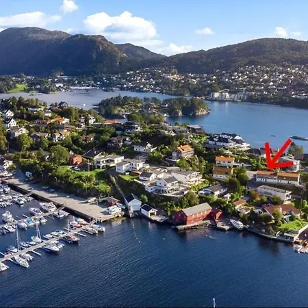 Prázdninový dům Lille Luxury Moderne Med Stor Uteplass, Utekjokken Og Pergola Bergen