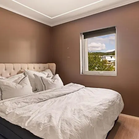 Lille Luxury Moderne Med Stor Uteplass, Utekjokken Og Pergola Hébergement de vacances Bergen