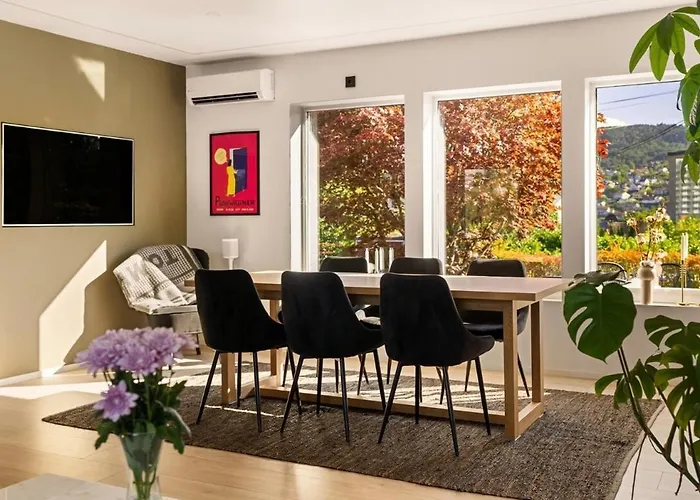 Lille Luxury Moderne Med Stor Uteplass, Utekjokken Og Pergola Bergen