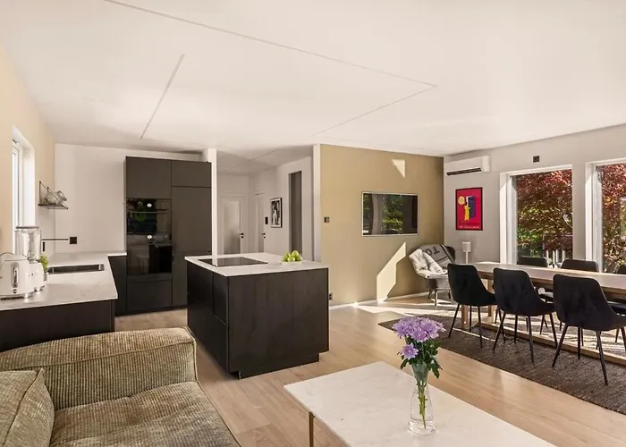 Lille Luxury Moderne Med Stor Uteplass, Utekjokken Og Pergola